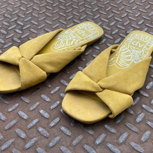 Dolce Vita Women Flat Sandal Yellow Suede Flat Ladies Shoes Size 8 - Picture 2 of 9